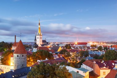 güzel alacakaranlık görünümü ışıklı Tallinn eski şehir binaları, Estonya