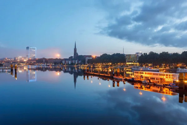 Reflexão de marcos bremen no rio Weser — Fotografia de Stock