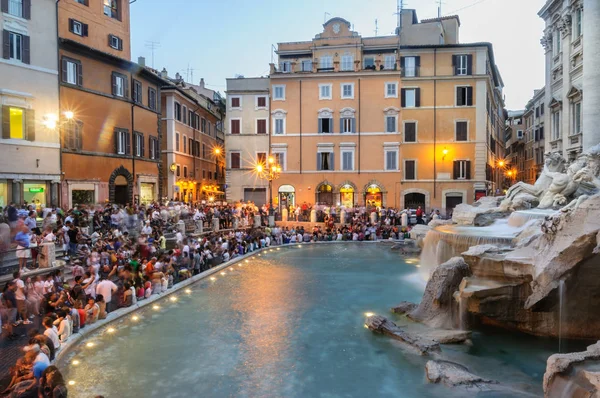 Толпа Туристов Перед Знаменитым Фонтаном Треви Риме Италия — стоковое фото