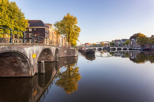 Ponte e canal em Amsterdã — Fotografia de Stock