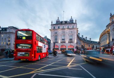Yayalar ve Çift katlı otobüs Piccadilly Circus, London, Büyük Britanya yanıp sönen belirtileri geçmek.