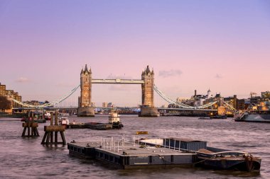 Tower Bridge on Thames gün batımında, London, Büyük Britanya.