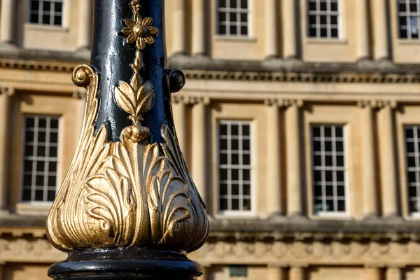 Arka bina sanatsal sütun ilgili ayrıntılar.