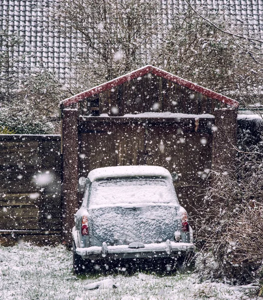 Neve Pesada Caindo Carro Estacionado Fora Casa Reino Unido — Fotografia de Stock