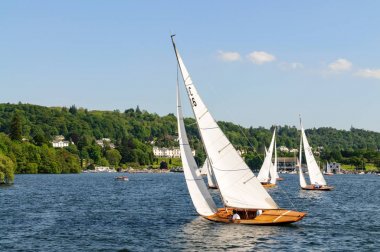 Güç kürek ve su kayağı faaliyetleri Windermere Gölü Lake district, Amerika Birleşik Devletleri.