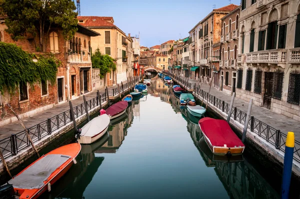 Rowing Colourful Gondolas Back Canal Venice Italy — Stock Photo, Image