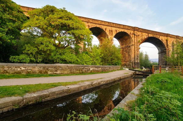 Fine Curving Stone Viaduct Straddling Huddersfield Narrow Canal Reino Unido — Foto de Stock