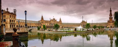 Plaza de Espana Seville, Endülüs, İspanya bina Rönesans yansıtan su.