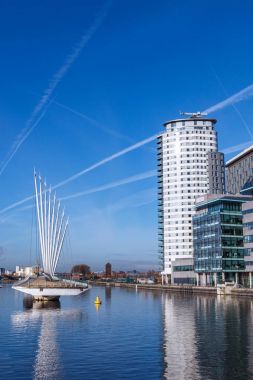 Manchester Salford Quays, Manchester, İngiltere'de gemi kanalda üzerine yeni yaya köprüsü.