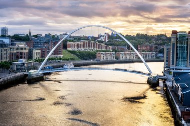 Millenium bridge pozisyon Southwark Köprüsü (downstream) Blackfriars demiryolu Köprüsü (yukarı), Newcastle, İngiltere'de aramda.