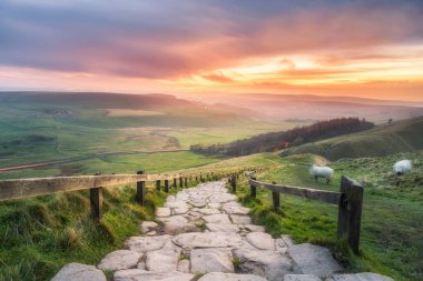 Sabah güneşi Mam Tor İngilizce Peak District içinde manzaraya üzerinde Altın ışık döküm.