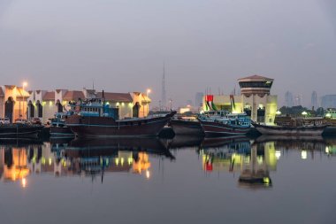 Dubai creek tarafında hattı küçük gemiler ve dhows.
