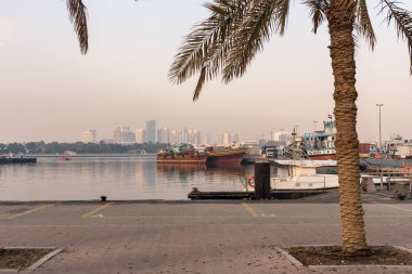 Dubai creek, BAE genelinde günbatımı Dubai manzarası