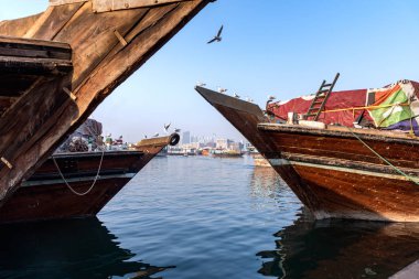 Geleneksel ahşap dhow cruise Skyline Dubai, Suudi Arabistan, manzaralı dere boyunca