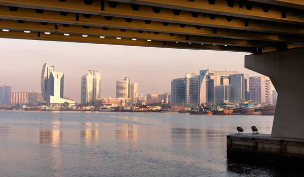 Pôr Sol Dubai Skyline Através Dubai Creek Emirados Árabes Unidos — Fotografia de Stock