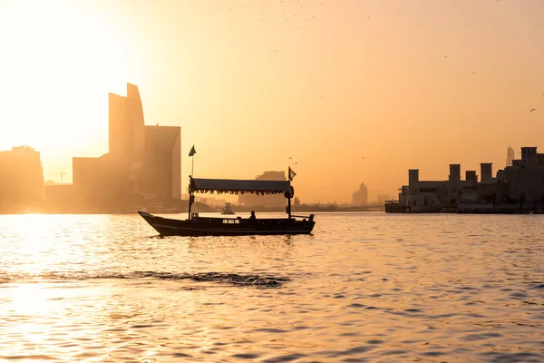 Vista Sul Tramonto Barca Galleggiante Nel Centro Storico Dubai Città — Foto Stock