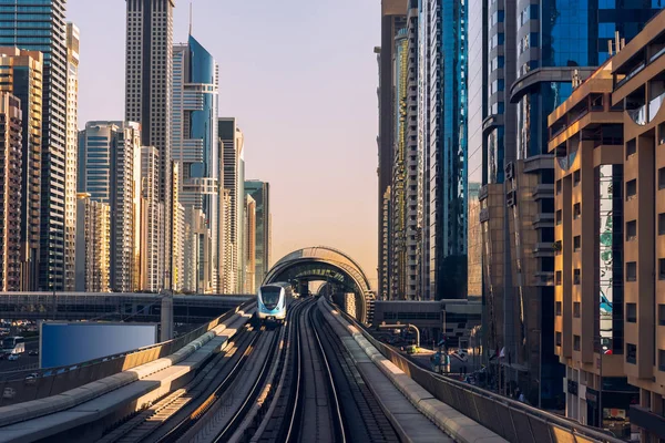 Arsitektur Pusat Kota Dubai Dengan Kereta Monorel Metro — Stok Foto