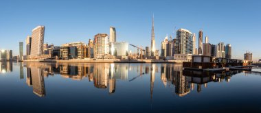 Dubai downtown adlı gün suya yansıyan.