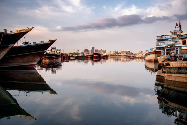 停泊在迪拜小河港的木船 — 图库照片