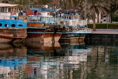 Tekneler limanda Deira'nın kıyı Dubai Creek, BAE boyunca. Deira bir eski ticari merkezi, Dubai Dubai Creek küçük nakliye ve ticaret tekne ile olduğunu.