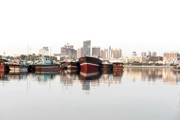 Houten Boten Aangemeerd Voor Skyline Van Dubai — Stockfoto