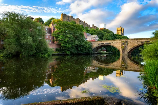 Durham Kalesi Katedrali Framwellgate Köprü Altında Bir Savak Üzerinden Geçmiş — Stok fotoğraf