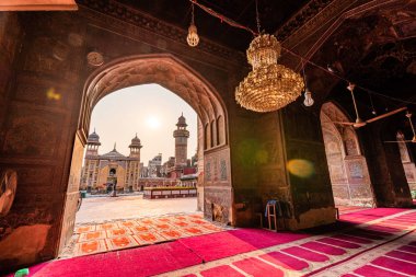 Vezir Han Camii 'nin ana namaz salonu, Lahor Pakistan.