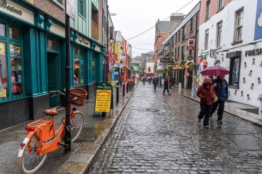 Crown Alley, Dublin, İrlanda-Nisan 02, 2015: Dublin 'deki Crown Caddesi' ndeki kafeler ve barlar