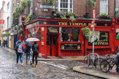 Merchant 's Arch, Temple Bar, Dublin, İrlanda-Nisan 02, 2015: The Merchants Arch Bar and Restaurant from the Heart of Dublin' s Cultural Quarter Temple Bar.