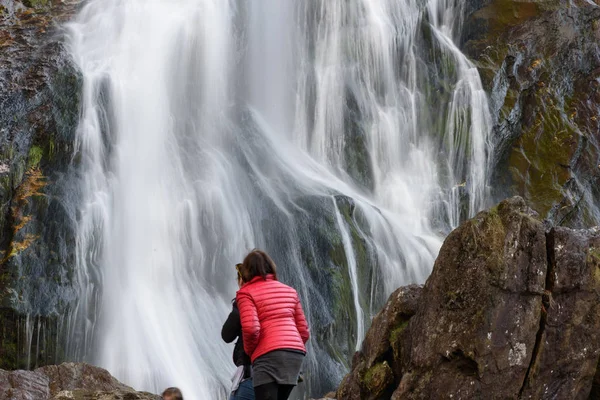 Powerscourt Şelalesi, Wicklow, Dublin, İrlanda-4 Nisan 2015: 121 metre yüksekliğindeki şelale Enniskerry, Wicklow County, İrlanda.