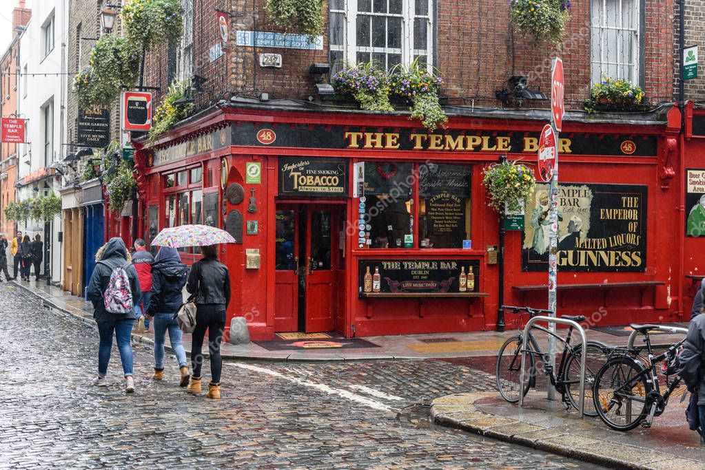 MERCHANT'S  ARCH, TEMPLE BAR , DUBLIN, IRELAND-APRIL 02, 2015:The Merchants Arch Bar and Restaurant From the Heart of Dublin's Cultural Quarter Temple Bar.