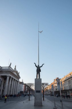 O 'Connell Caddesi, Dublin, İrlanda-06 Nisan 2015: Dublin, İrlanda' daki O 'Connell Caddesi' ndeki Jim Larkin heykelinin arka planındaki kule.