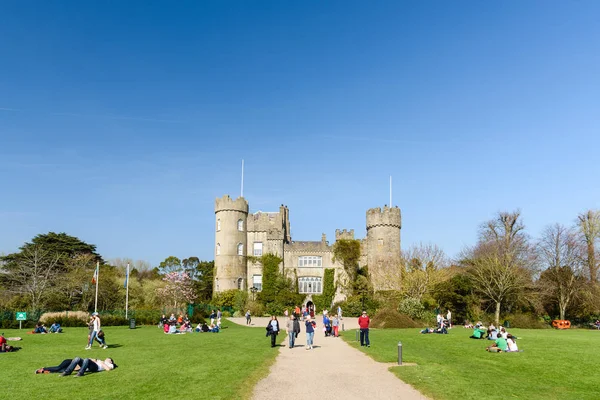 Malahide Castle Dublin Ireland April 2015 Tourists Enjoying Sunbath Malahide — Stock Photo, Image