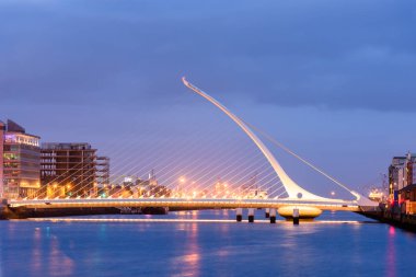 Samuel Beckett Bridge Dublin, İrlanda Liffey Nehri üzerinde.