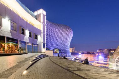Birmingham, İngiltere-Nisan 05.2016: Birmingham 'ın Bullring kompleksinde St Martin Kilisesi' nin karşısındaki fütürist Selfridges mağazası.