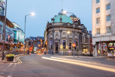 Leeds, İngiltere-Aug 06.2014: Leeds şehrindeki Bishopsgate Caddesi 'nde restoranlar, dükkanlar ve daha niceleri bulunmaktadır..