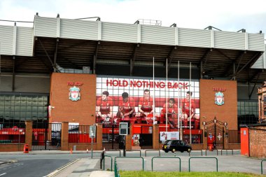 Liverpool, İngiltere - 05 Mayıs 2015: Anfield, Liverpool Futbol Kulübü Stadyumu dışında. Liverpool, İngiltere,