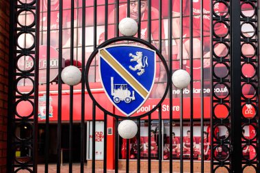 Liverpool, İngiltere - Uk - 14 Mayıs 2015: Liverpool Futbol Kulübü 'nün Liverpool Uk, Mercy tarafındaki Anfield Stadyumu' ndaki kapısında logo.