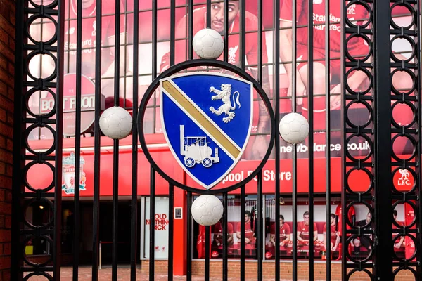 Liverpool, İngiltere - Uk - 14 Mayıs 2015: Liverpool Futbol Kulübü 'nün Liverpool Uk, Mercy tarafındaki Anfield Stadyumu' ndaki kapısında logo.