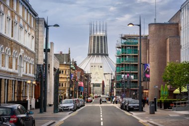 Liverpool, İngiltere - 11 Mayıs 2015: Liverpool 'daki Umut Caddesi' nin sonundaki Katolik Metropolitan Katedrali 'nin katı modern dış cephesi.