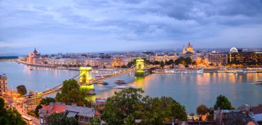 Budapeşte 'nin panoramik manzarası. Tuna 'nın kıyısında Macar Parlamentosu Binası