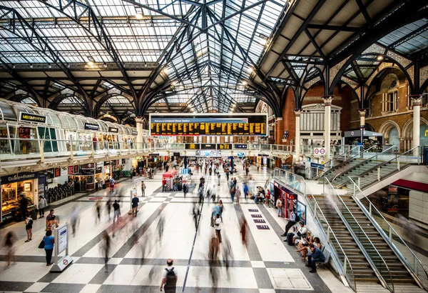 London England Juni 2018 Folk Går Huvudkorridoren Liverpool Street Station — Stockfoto