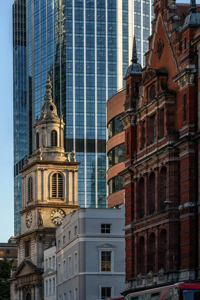 伝統的な教会と近代建築 セント ヘレンズ教会とノーマン フォースターのガーキンがロンドンの主要金融地区にある — ストック写真