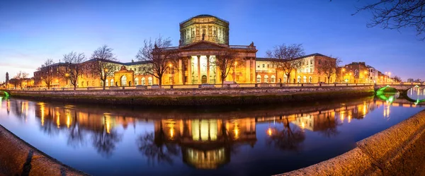 Budynek Czterech Sądów Dublinie Irlandia Wzdłuż Rzeki Liffey — Zdjęcie stockowe