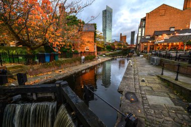 Manchester 'ın en yüksek binası Beetham Kulesi, Kanal' a yansıyor
