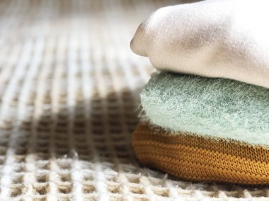 Yünlü battaniyeye örülmüş kazaklar.