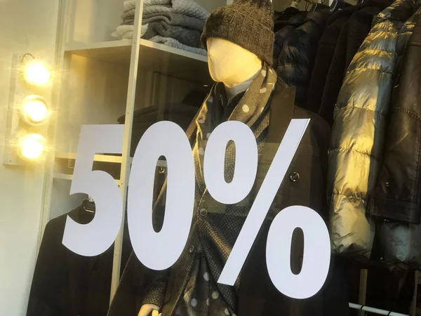 Erkek kıyafetleri ve erkek kıyafetleri içinde vitrin vitrini. % 50 indirimli metni olan pencere. Satış konsepti. İndirim sezonu