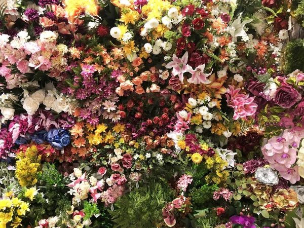 Çiçek duvarı yakın plan. Duvarda çok renkli çiçekler var. Düğün duvarı. Uzayı kopyala Bahar konsepti
