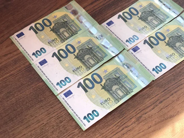 Bankovky Pět Set Eurobankovek Dřevěném Stole Zblízka Měna — Stock fotografie