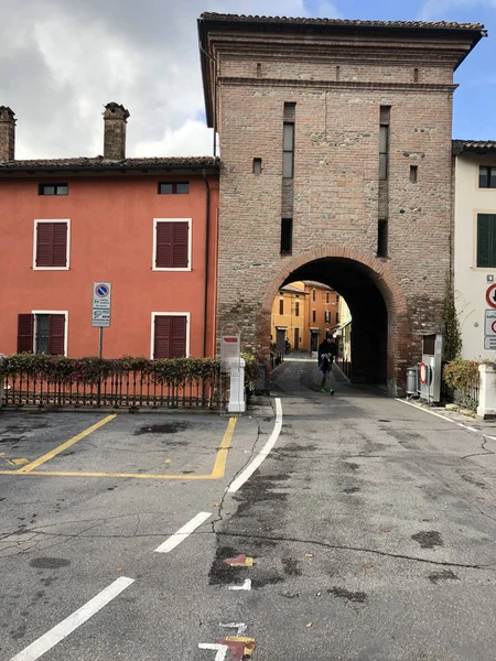 10月2018 Fontanellato イタリア カラフルな建物や青空の間で旧市街の城壁都市の入り口 — ストック写真